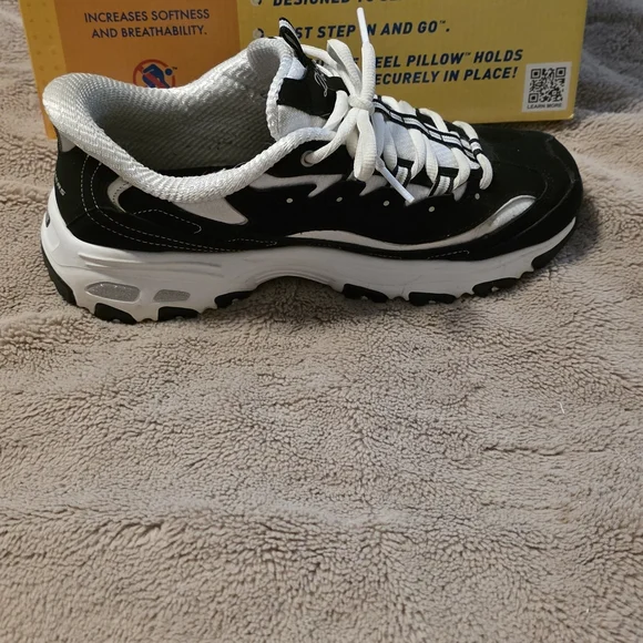 Skechers Women's D'Lites Fan Girl Sneakers - Picture 11 of 14